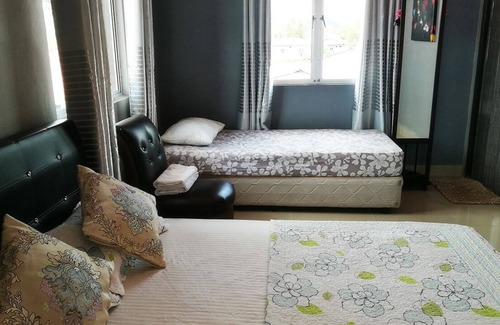 Kampung Kedawang Chalet De Esquí | Deluxe Triple Room W/Balcony & Private Bathroom