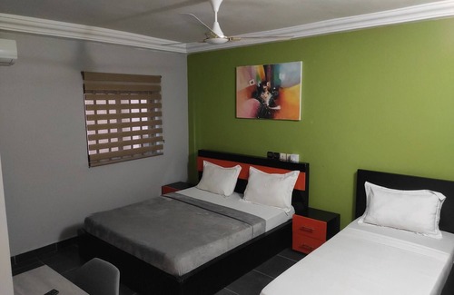 Lome Casa | Camas individuales de lujo en Royal Blue Guest House y Bar Lome