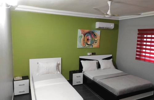 Lome Casa | Camas individuales de lujo en Royal Blue Guest House y Bar Lome