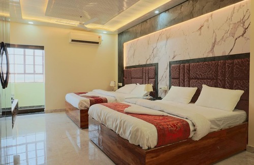 Chandauli Cama Y Desayuno | Deluxe Twin Double Bedroom with Private Ganga View Balcony.