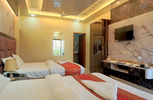 Chandauli Cama Y Desayuno | Deluxe Twin Double Bedroom with Private Ganga View Balcony.