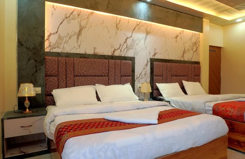 Chandauli Cama Y Desayuno | Deluxe Twin Double Bedroom with Private Ganga View Balcony.