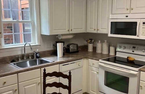 Hickory Apartamento | Dennis & Catherine's Private, Quiet, Cozy, Clean, Retreat