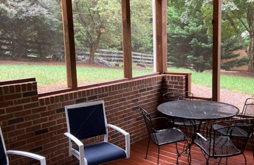 Hickory Apartamento | Dennis & Catherine's Private, Quiet, Cozy, Clean, Retreat