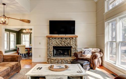 Big Canoe Casa | Dennys Caribou Lodge -Dog Friendly Stone Fireplace King Suites