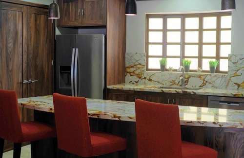 Flamingos Villa | Cree recuerdos duraderos en esta villa de lujo con vistas al océano, la playa y la piscina