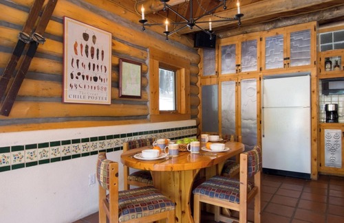 Taos Ski Valley Cabina | Denton Cabin - Warm, Pet-Friendly Log Cabin, close to Mountain Stream and Ski Re