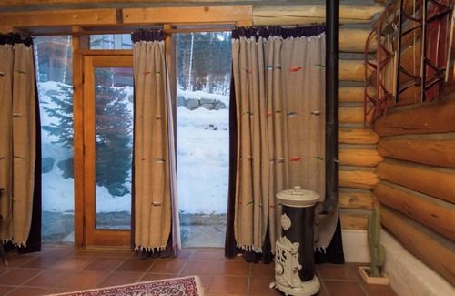 Taos Ski Valley Cabina | Denton Cabin - Warm, Pet-Friendly Log Cabin, close to Mountain Stream and Ski Re