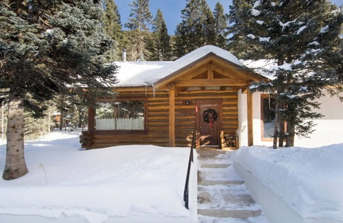 Taos Ski Valley Cabina | Denton Cabin - Warm, Pet-Friendly Log Cabin, close to Mountain Stream and Ski Re