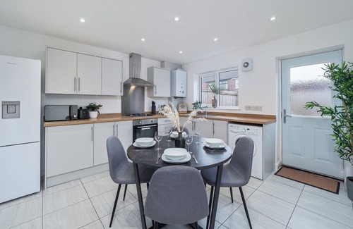 Failsworth Casa | Denton House | by Truestays ® Serviced Accommodation
