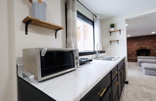 Southeast Apartamento | Denver 2-bed basement with Wi-Fi , AC near mountains, airport, and downtown.