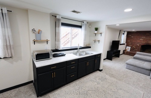 Southeast Apartamento | Denver 2-bed basement with Wi-Fi , AC near mountains, airport, and downtown.