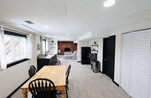 Southeast Apartamento | Denver 2-bed basement with Wi-Fi , AC near mountains, airport, and downtown.