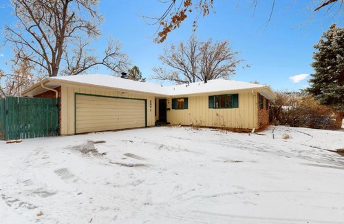 Southeast Casa | Denver 5 King Bed, huge house with 2 kitchens yard