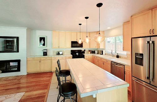 Southeast Casa | ♡Denver-Central: Cozy Bungalow w/ wood-burning fireplace, open kitchen & yard