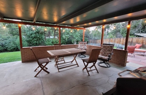 Southeast Casa | ♡Denver-Central: Cozy Bungalow w/ wood-burning fireplace, open kitchen & yard