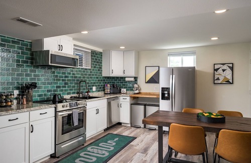 Berkley Casa | Denver Emerald - 1 BR w/ King Bed / 1 full Bath / Sleeps 2 [Close to Downtown]