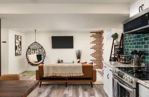 Berkley Casa | Denver Emerald - 1 BR w/ King Bed / 1 full Bath / Sleeps 2 [Close to Downtown]