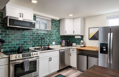 Berkley Casa | Denver Emerald - 1 BR w/ King Bed / 1 full Bath / Sleeps 2 [Close to Downtown]