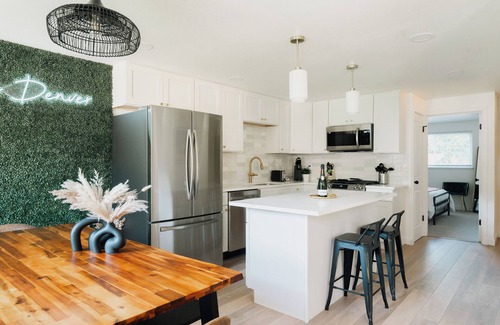 Barths Casa | Denver Getaway Western Retreat Newly Renovated Close to DT, I70 & Red Rocks!