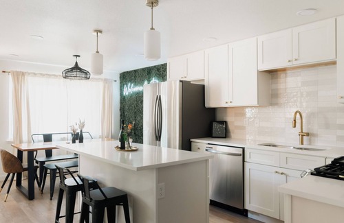 Barths Casa | Denver Getaway Western Retreat Newly Renovated Close to DT, I70 & Red Rocks!