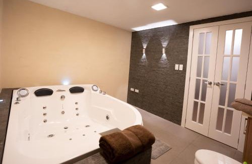 Cuenca Apartamento | Depar de lujo duplex familiar con Jaccuzi