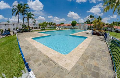 Santa Cruz Apartamento | Departamento Planta Baja con parqueo en Condominio