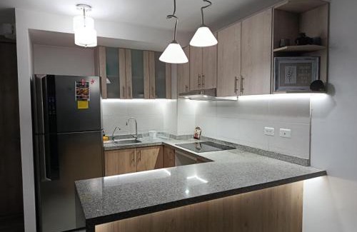 Quito Apartamento | Departamento ideal para trabajo o turismo, cerca de Embajada A, Solca y Estadio O