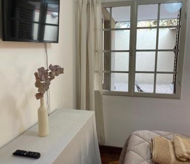 Córdoba Apartamento | Departamento PB, patio y asador privados - NUEVO SERVICIO Estacionamiento 24hs INCLUIDO - Cerca de hotel Quinto Centenario, Nuevocentro shopping, Hospital Clinicas y Club Universitario Córdoba Sede central