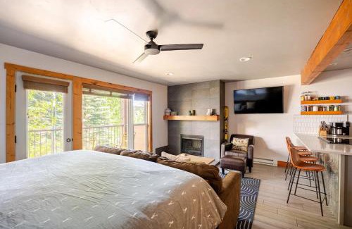Historic District Apartamento | Der Steiermark 108 - Cozy King Studio Off Main St & Peak 9 with AC, Balcony, Shared Hot Tub & Free Parking