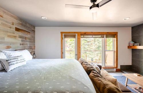 Historic District Apartamento | Der Steiermark 108 - Cozy King Studio Off Main St & Peak 9 with AC, Balcony, Shared Hot Tub & Free Parking