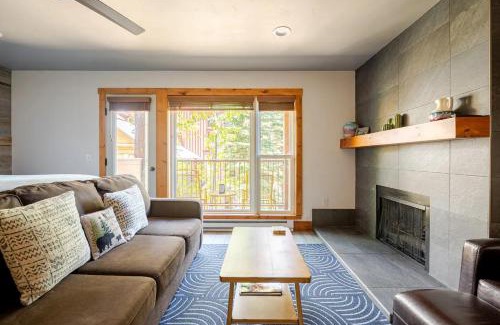 Historic District Apartamento | Der Steiermark 108 - Cozy King Studio Off Main St & Peak 9 with AC, Balcony, Shared Hot Tub & Free Parking