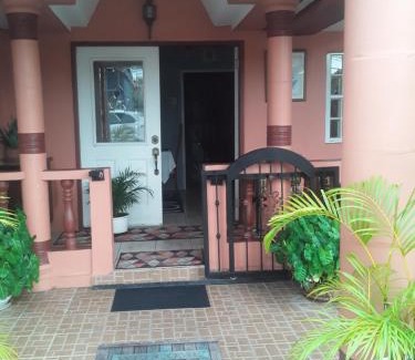 Piarco Cama Y Desayuno | Derick's Inn