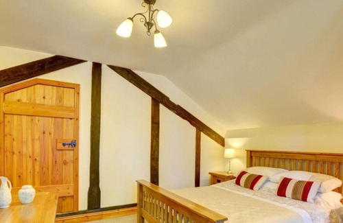 Trefeglwys Chalet De Esquí | Con vistas al estanque y con ventanas francesas de los dos dormitorios y la sala de estar, este encantador l