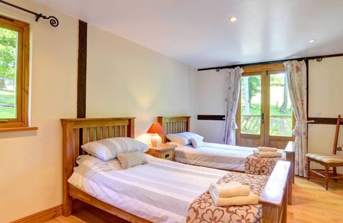 Trefeglwys Chalet De Esquí | Con vistas al estanque y con ventanas francesas de los dos dormitorios y la sala de estar, este encantador l