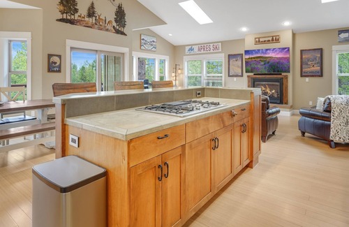 Sunriver Cabina | Deschutes River Home | Game Room + Kayaks