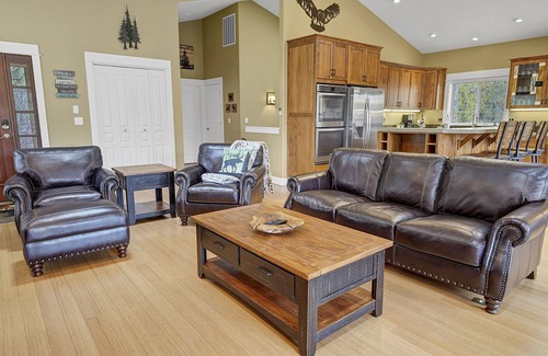 Sunriver Cabina | Deschutes River Home | Game Room + Kayaks