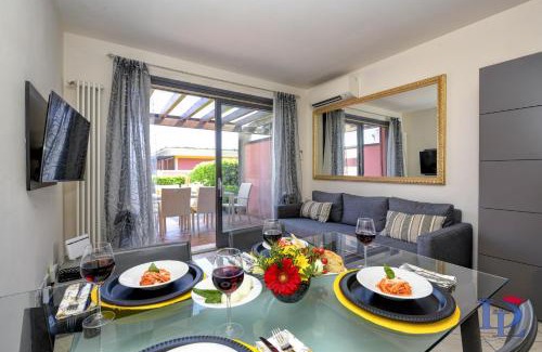 Rivoltella Apartamento | DesenzanoLoft Official Partner Homes & Villas by Marriott Bonvoy - Co2 apartment in Residence Vistalago with 5 pools