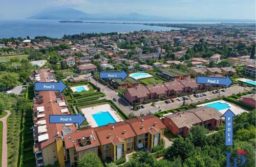 Rivoltella Apartamento | DesenzanoLoft Official Partner Homes & Villas by Marriott Bonvoy - Co2 apartment in Residence Vistalago with 5 pools