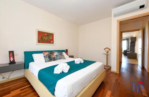 Rivoltella Apartamento | DesenzanoLoft Official Partner Homes & Villas by Marriott Bonvoy - Co2 apartment in Residence Vistalago with 5 pools