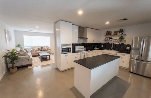 Palm Springs Casa | Desert Avenue – Family-Friendly Escape with Stunning Views