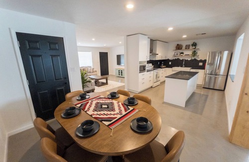 Palm Springs Casa | Desert Avenue – Family-Friendly Escape with Stunning Views