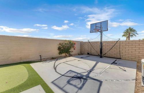 Terra Lago Casa | Desert Escape (basketball game room mini golf)
