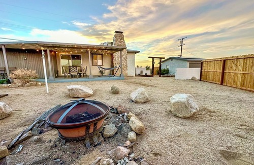 Twentynine Palms Casa | Desert Escape in 29 Palms - Stargaze and Soak under the stars - 5 mins from JTNP