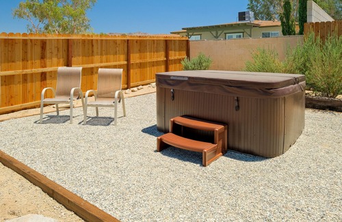 Twentynine Palms Casa | Desert Escape in 29 Palms - Stargaze and Soak under the stars - 5 mins from JTNP