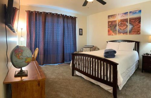 Greenehaven Apartamento | Desert Frontier with Garage, Boat Space, & WFH Workspace