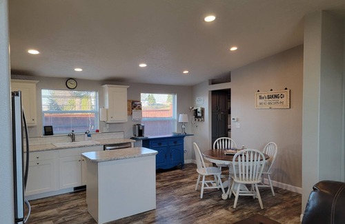 Desert Aire Casa | Desert Gorge at Desert Aire- 40 min to The Gorge! Minutes to golf, river & more!