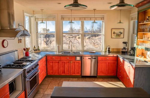 Arroyo Seco Casa | "Desert Haven: Luxe Stay, Hot Tub, Majestic Views"