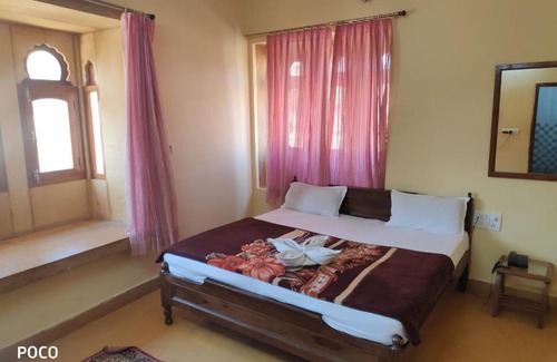 Amar Sagar Pol Hotel | Desert Holiday And Camp