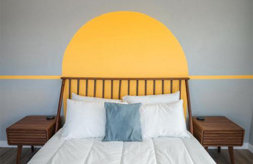 Landers Casa | Desert Oasis - Firepit, Stargazing, Kitchen Essentials, 5 Acres, & Joshua Trees - Sleeps 6 Comfortably, 7 with Sofa, 8 Maximum